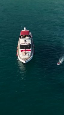 Canlı Akdeniz kıyılarında rahatlatıcı bir yolculuk..