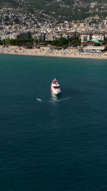Huzurlu bir tekne gezisi Güzel kıyıların tadını çıkarıyor.