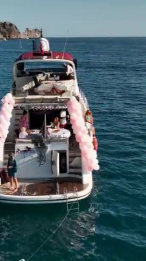 Huzurlu ve hareketli sahilde huzurlu bir yolculuk.