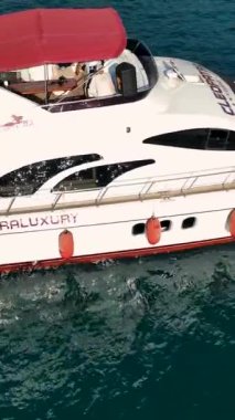 Titrek ve sakin denizin huzurlu yolculuğuna.