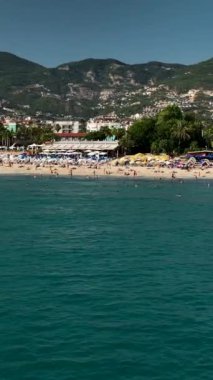 Yumuşak dalgalı, huzurlu ve canlı bir sahil..