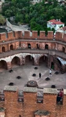 Çekiciliğini ve tarihsel özünü sergileyen canlı bir liman..