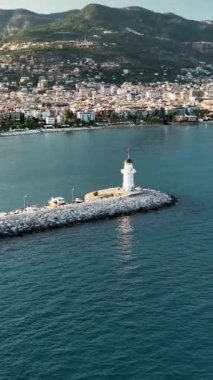 Güzel deniz ve şehir manzarası sunan sakin bir liman..