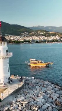 Temiz suları ve canlı bir arka planı olan eski liman manzarası.