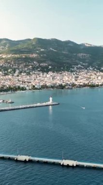 Sahil şeridi manzaralı huzurlu bir tarihi liman..