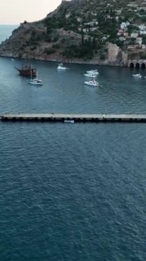 Güneşli ve güzel kıyıların tadını çıkaran huzurlu bir tekne yolculuğu..