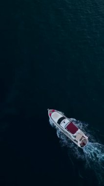 Sakin denizde nefes kesici manzaralı rahatlatıcı bir yolculuk..