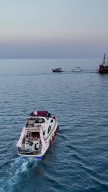 Nefes kesici kıyı manzaralı sakin bir yat yolculuğu..