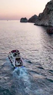 Hareketli deniz manzaralı sakin bir yelken deneyimi..