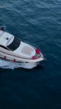 Güzel manzaralı sakin deniz boyunca sakin bir yolculuk..