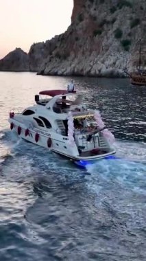 Köpüklü denizde huzurlu bir yat gezisi..