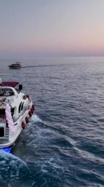 Sakin mavi sularda süzülen rahatlatıcı bir deneyim..