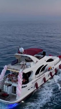 Parlak denizde huzurlu ve güzel bir yolculuk..