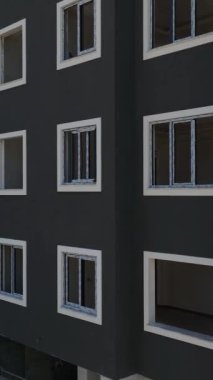 Etkin makinelerle yukarıdan ele geçirilen yoğun bir inşaat alanı.