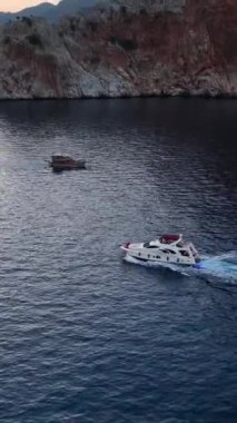 Işıl ışıl denizde sakin bir yelken açma günü.