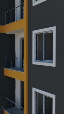 Vinçlerin kaldırma malzemelerini gösteren canlı bir inşaat alanı.