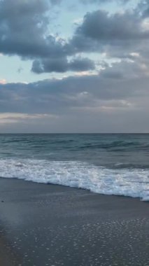 Denize yansıyan altın rengi ile sakin bir an..