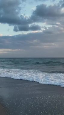 Huzurlu bir okyanus manzarası ılık akşam ışığında yıkandı..