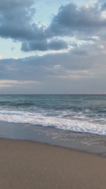 Denize yansıyan sıcak renklerle sakin bir an..