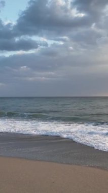 Canlı renklerle yıkanmış sakin bir okyanus manzarası..