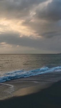 Denizde altın bir ışıkla sakin bir an.