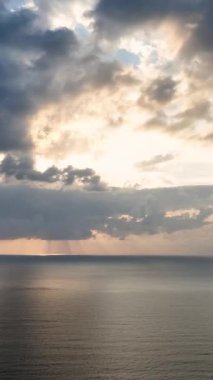 Parlayan ışıkla dolu huzurlu bir sahil manzarası.