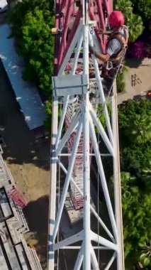 Gökyüzünün altında turna montajı için yoğun bir sahne.