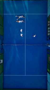 Yüksek açıyla görülen dinamik bir raket tenisi oyunu.