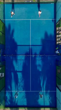 Yoğun raket tenis maçının yüksek açılı perspektifi.