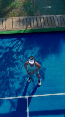 Yüksek perspektiften raket tenis hareketine canlı bir bakış..