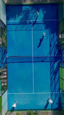 Yukarıdan canlı mahkeme görüşleriyle çekilen dinamik bir oyun.