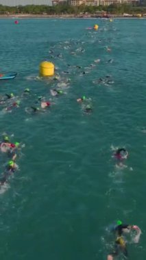 Güzel bir sahil yarışmasında sporcular sınırları zorluyor.