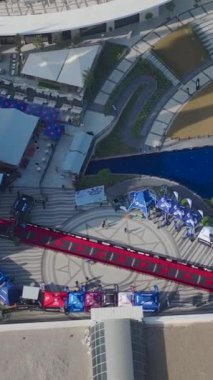 Dinamik atletizm mücadelelerinin yer aldığı manzaralı bir yarış.