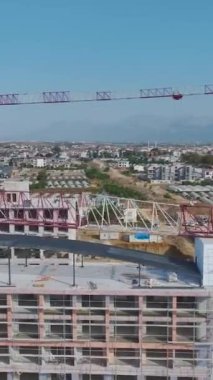 Yoğun bir inşaat alanının dinamik görüntüsü.