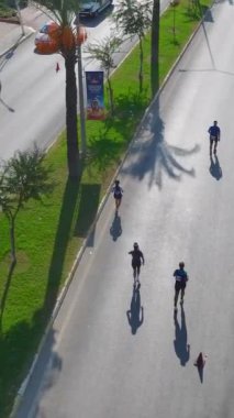 Çarpıcı bir arka plana karşı canlı bir yarışma..