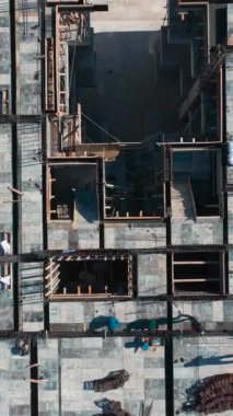 Yukarıdan görülen hareketli bir inşaat alanı.