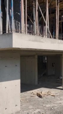 Yukarıdan görülen dinamik ve yoğun bir inşaat sahnesi.