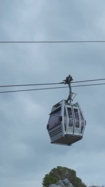 Huzurlu bir yolculuk nefes kesici bir dağ manzarası sunuyor.