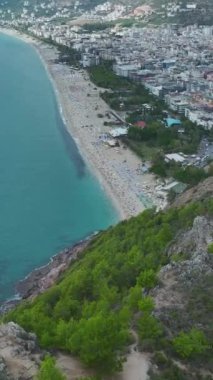 Yumuşak gökyüzünün altında sakin bir deniz kenarı kaçışı.