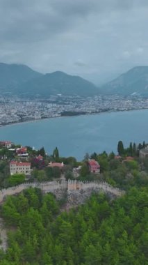 Doğal güzelliklerle çevrili sakin ve ikonik bir yer..