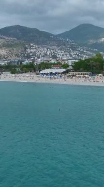 Gri gökyüzünün altında sakin bir deniz kenarı kaçışı.