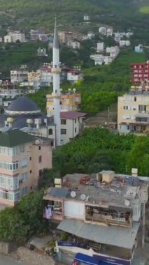 Huzurlu bir deniz kenarı manzarası ve huzurlu bir çevresi var..