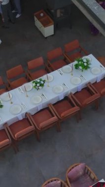 Güneşli gökyüzünün altında sakin bir deniz kenarı inzivası.