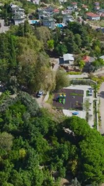 Nefes kesici bir sahil kenti manzarası..