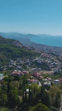 Huzurlu ve sofistike bir şehir manzarası.