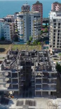 Yukarıdan ele geçirilen yoğun bir inşaat alanı.