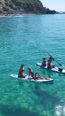 Kristal berraklığında sakin bir yolculuk.