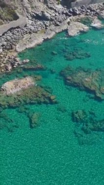 Dalgalarda huzurlu ve manzaralı bir yolculuk.