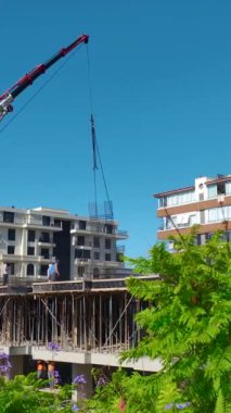 Çeşitli yapı faaliyetleri içeren yoğun bir site.