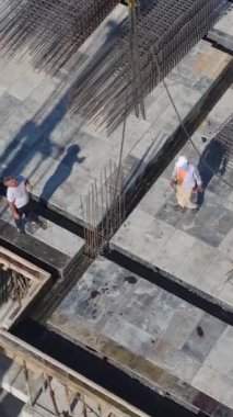 Çeşitli aktivitelerin dinamik bir sahnesi.